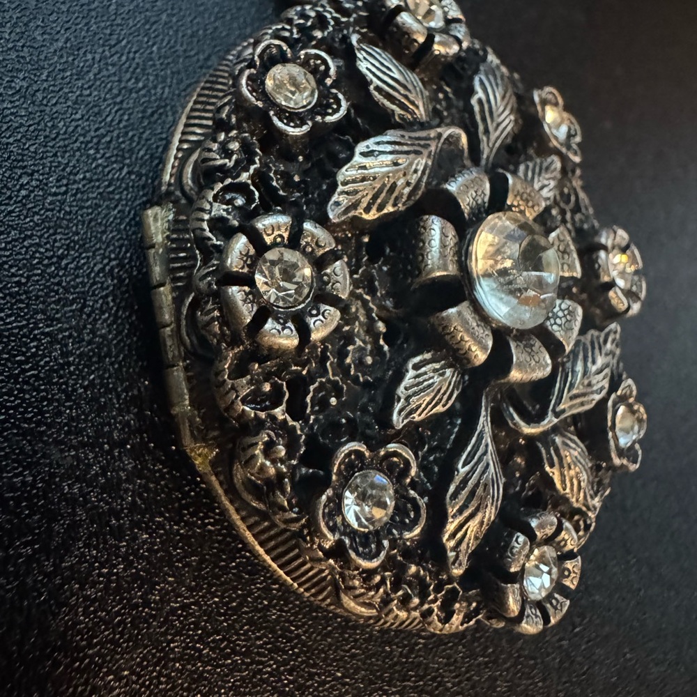 Vintage Large Locket Necklace 2.5 inches long - Picture 7 of 7